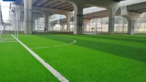 下雨天足球场能踢足球吗？诸多因素影响下的答案探讨