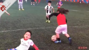 儿童踢足球技巧大揭秘：如何让孩子在绿茵场上绽放光彩？