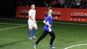 男生踢足球时垫脚行为的探讨：规则、危害与球场文明