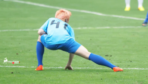 足球比赛劈叉算犯规吗