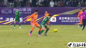 足球场上怒斥队友违法吗？该如何界定此行为边界