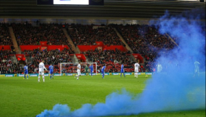 足球比赛中扔烟雾弹是否犯规，这一问题值得探讨