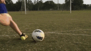 足球踢球时脚是否要绷直？解析关键技巧与影响因素