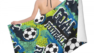 女生疑问：足球浴巾能像普通衣物一样穿戴吗？