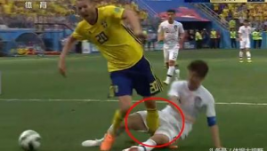 足球比赛中自家队员铲球，这算犯规吗？