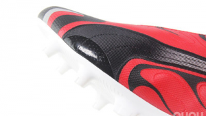 穿红足球鞋踢足球可行吗?探究别样色彩下的绿茵激情