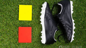 足球裁判着装规范探讨：足球裁判一定要穿黑鞋吗