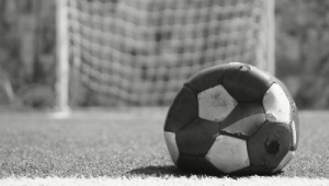 足球放气压扁是否会坏？探究其中的奥秘