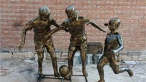 踢足球的女孩脚掌大吗