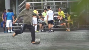 踢足球开球时偷袭是否犯规？规则解读与争议探讨