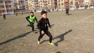 冬训体能训练：女生在足球场上绽放别样风采