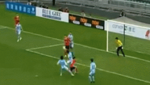 足球滑铲打门是否犯规?规则解读与赛场争议剖析