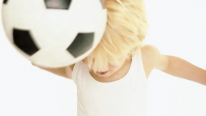 女友考验：让男友足球“指哪打哪”，他能否成功过关？