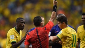 足球比赛中连续得两张黄牌是否犯规解析