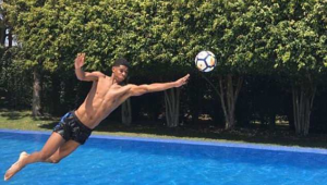 练足球之余能否练游泳?两者关联与可行性探讨