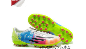 梅西穿的是哪双足球鞋的鞋子