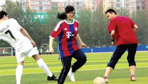 你父母喜欢踢足球吗?探寻背后关于足球与亲情的别样故事