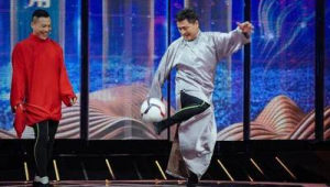 踢足球时穿长袍可行吗？探讨踢足球与长袍穿着的那些事儿