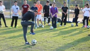 大学足球课上是否有女生?她们在足球课上有着怎样的表现?