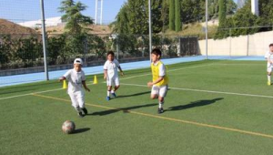 踢足球抢球可以喊吗