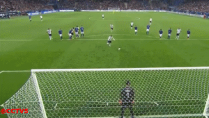 足球手张开卡位是否犯规？解析防守动作界限