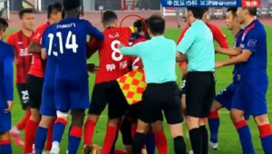 职业足球打人犯规吗：规则判定与赛场影响深度剖析