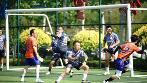 踢足球时抢到球后能否原地不动