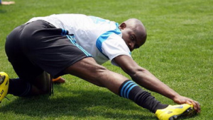 詹姆斯是踢足球的吗