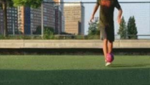 篮球与足球跨界探讨:篮球可以转型踢足球吗