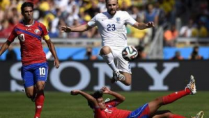 足球比赛有人受伤下场吗