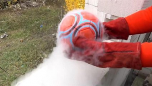 液氮冻过的足球能用吗