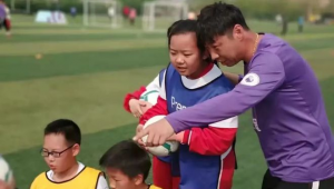 在家看足球，这算为抗疫做贡献吗？
解析：直接点明在家看足球与做贡献之间的疑问关系，简洁明了。