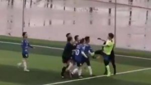 足球队堵大巴是否犯规：规则解读与争议探讨