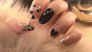 足球场上能否带美甲胶水？这一问题引关注