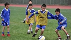 近视带眼镜能否打足球？这些要点需知晓