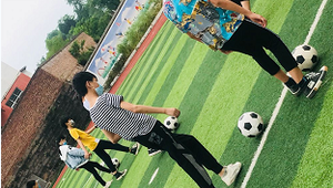 周二他们是否在踢足球？探寻足球场上的周二时光