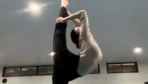 足球搬腿违规与否及处罚方式