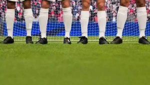 足球场上，不穿鞋能踢球？那穿鞋究竟可不可以踢球引发思考