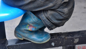 男生踢足球穿胶鞋行不行,这些要点你得知道