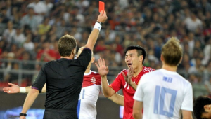 足球场上：教练会被出示红牌吗？规则与现实引发的思考