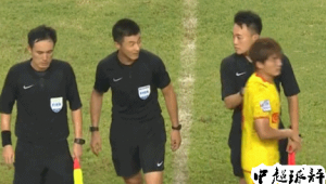 女足球裁判能否戴项链：规则界限与形象考量