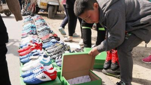 摆摊卖足球鞋能赚钱吗？利润几何？风险多大？一文为你剖析