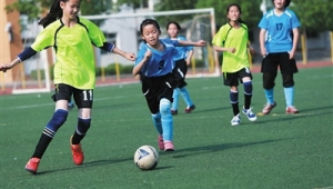 女生能否踢足球并进入足球队？答案在这里！