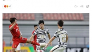 足球能否踢进自家球门？背后规则与赛场意外引发的思考