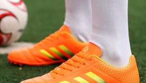 女生穿的鞋底能踢足球吗？探索别样足球体验