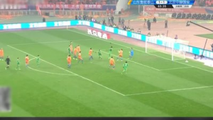 足球争球时伸手规则探讨：能否伸手？有何影响？