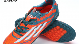 探究哪双足球鞋能助力踢出最高大脚，你知道答案吗？