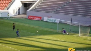 足球后卫射门犯规与否：规则解读与赛场实例剖析