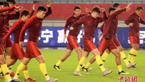 中国足球队能否赢球？南京球迷的期待与疑问