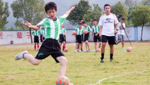 足球校队装备自购引争议,究竟是否合理?